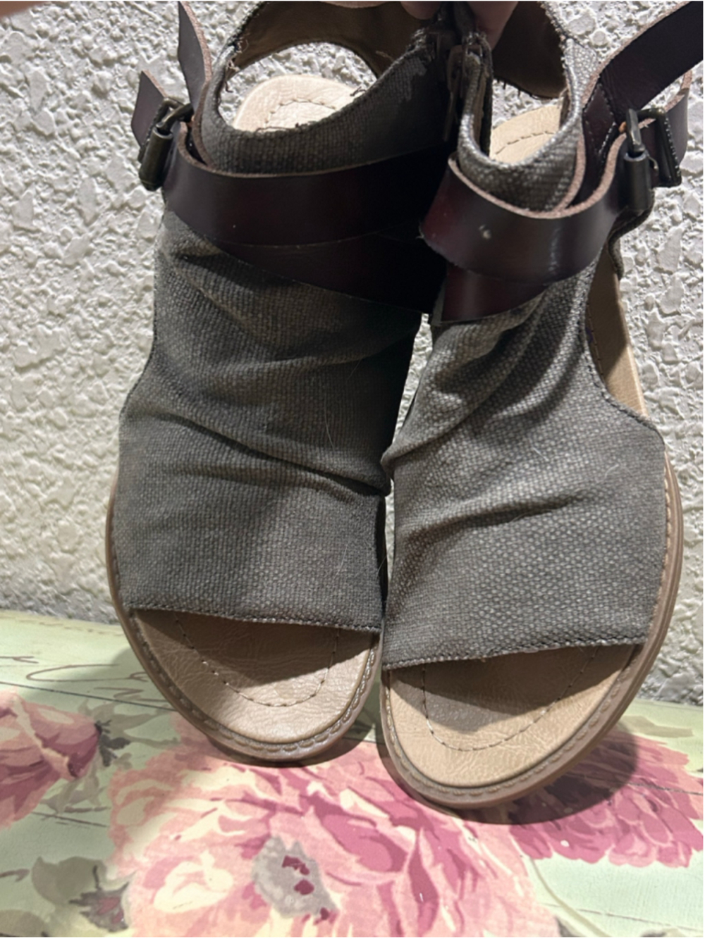 Women's Unbranded Canvas Sandals Size 6.5 Grey and Brown